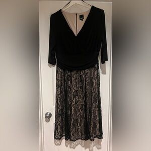 ⚪️Chic Black and Tan Lace Long Sleeve Dress